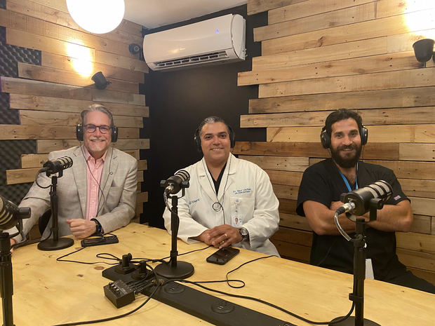 Luis Betances Raúl Ubiñas y Philippe García durante el podcast Es Cuestión de Salud.