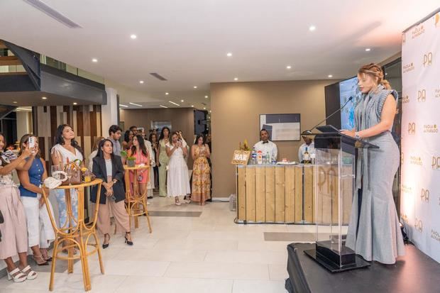 Paola Alvarado, mientras se dirige al público en la nueva sucursal en Punta
Cana.