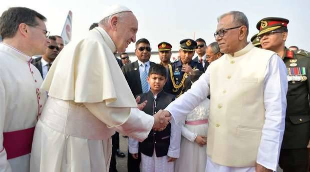 El Papa Francisco a su llegada a Bangladesh.