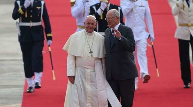 El papa Francisco inicia su visita a Perú con un recibimiento apoteósico