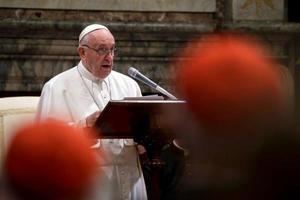 El papa defiende su reforma de la Iglesia y alerta contra la rigidez