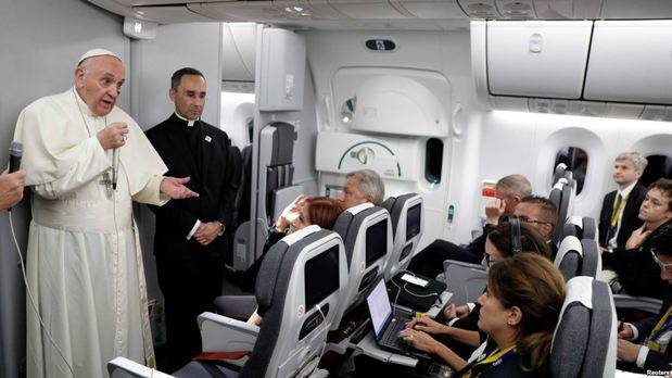 Conferencia de prensa a bordo el avión papal.