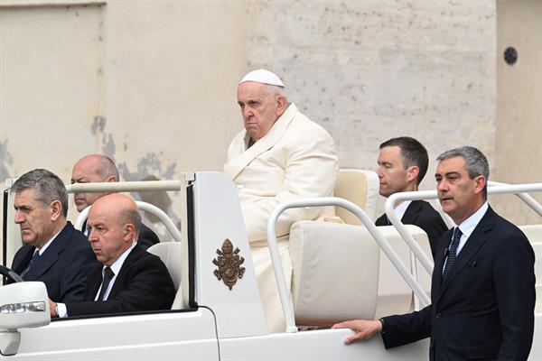 El papa preside el Domingo de Ramos tras su hospitalización