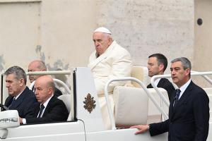 El papa preside el Domingo de Ramos tras su hospitalización