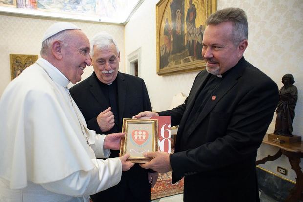 Entrega de nuestro hacer al Papa Francisco.