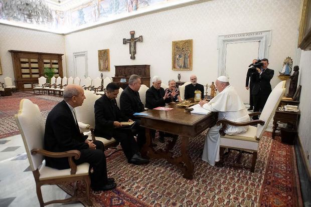Delegación conversa con el Papa Francisco.