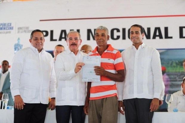 Danilo Medina entregó títulos definitivos de propiedad a parceleros de la provincia María Trinidad Sánchez.
