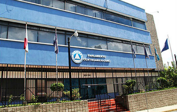 La juramentación se llevó a cabo de manera virtual en sesión extraordinaria dirigida por la presidenta del Parlacen, la diputada guatemalteca Nadia de León.