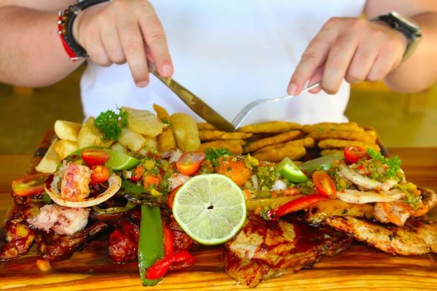 Parrillada Mar y Tierra Restaurante La Chiveriìa Yaguate.