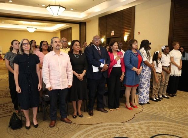 Parte de las autoridades asistentes.