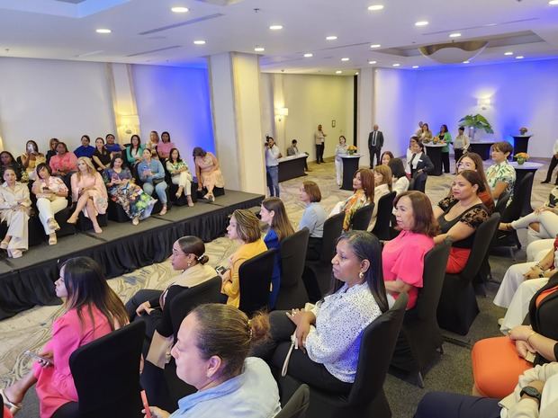 Parte de las participantes en el encuentro de Crowne Plaza.