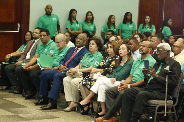 El acto contó con la participación de representantes de organismos electorales, partidos políticos, organizaciones de la sociedad civil y entidades internacionales.