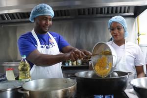 Supérate capacita a emprendedores en el área de gastronomía