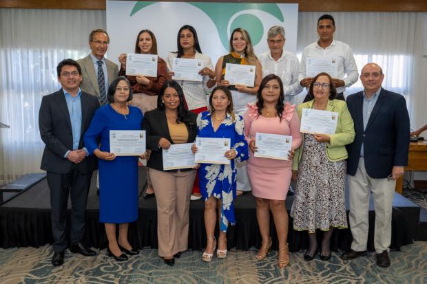 Participantes del programa Emprendimiento Familiar de Industrias San Miguel primera edicción