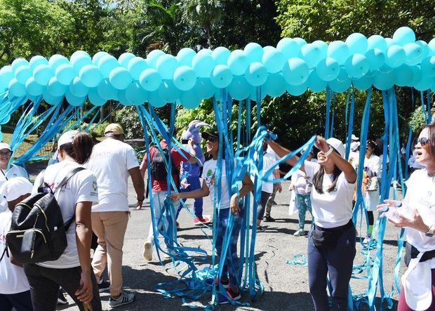 Participantes en punto azul claro.