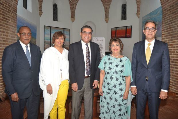  La gestora cultural  acompañada de los señores Mateo Morrison, Minerva Del Risco, Jochy Herrera , Verónica Sención  y José Mármol.