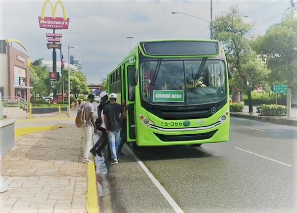 Pasajeros abordando corredor de prueba  Avenida Abraham Lincoln