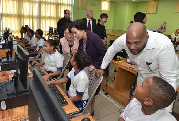 Minerd y China acuerdan pasantías para estudiantes de excelencia de ambos países para fomentar aprendizajes.