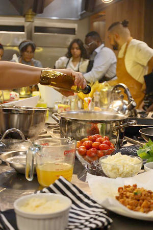 Los participantes preparan sus recetas durante el taller de cocina.