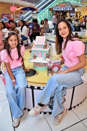 Pastelera Marcia Gonzalez en compañía de su hija.
