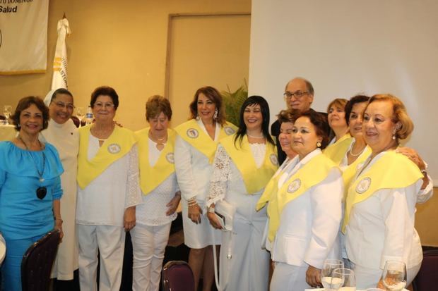 Voluntarias de la Pastoral de la Salud junto a Monseñor Masalles durante el desayuno conferencia.