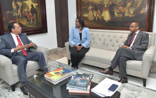 Ministro de Educación, Antonio Peña Mirabal, y la presidenta de la Asociación Dominicana de Profesores (ADP) Xiomara Guante en la reunión para mejorar la educación del país.