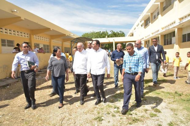 Peña Mirabal visitó y supervisó diferentes escuelas en varios sectores de la ciudad de Santiago.