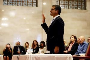 Nuevo gobernador de Puerto Rico asume cargo pero la incertidumbre persiste