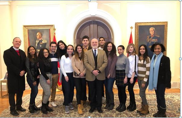 El embajador Pedro Vergés sostiene encuentro con estudiantes dominicanos .