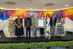 Pedro Vergés gana Premio Nacional Feria del Libro Eduardo León Jimenes 2023