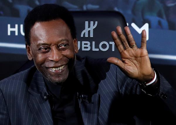 Fotografía de archivo, tomada en abril de 2019, en la que se registró al legendario exfutbolista brasileño Edson Arantes do Nascimiento 'Pelé', en París (Francia). Pelé falleció este jueves, 29 de diciembre, y será enterrado el próximo martes 3 de enero. 
