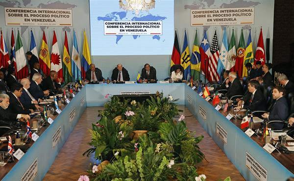 El presidente colombiano, Gustavo Petro (centro), participa en la inauguración de la Conferencia Internacional sobre el Proceso Político en Venezuela, hoy en Colombia.