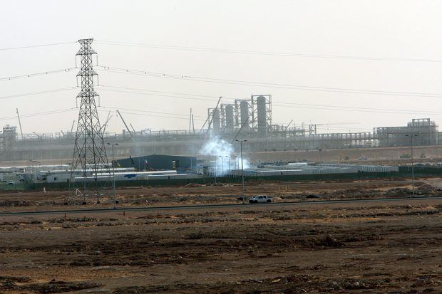 Fotografía de unas instalaciones petrolíferas en el yacimiento de Khurais, a unos 160 km de Riyadh, Arabia Saudita.