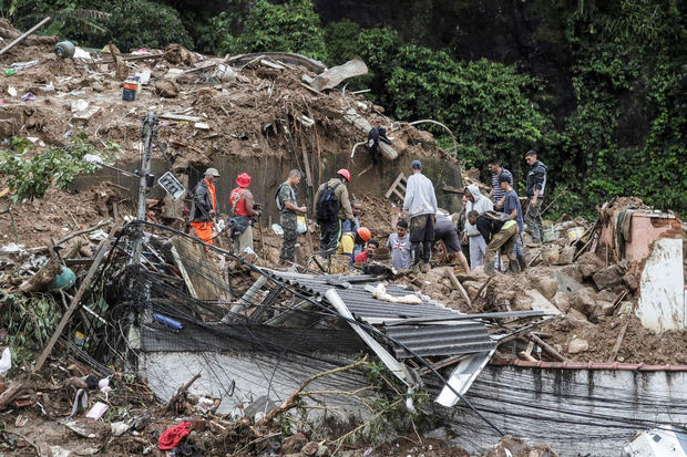 Vista del Morro de la Oficina, que sufrió un derrumbe de tierra matando decenas de personas en la ciudad brasileña de Petrópolis, que se recupera del tremendo temporal de los últimos días en el que han muerto al menos 120 personas.