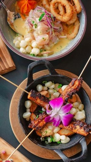 Ceviches by Divino es un Gastropub con un ambiente industrial.