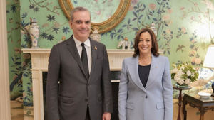 Presidente Abinader  junto a Kamala Harris.