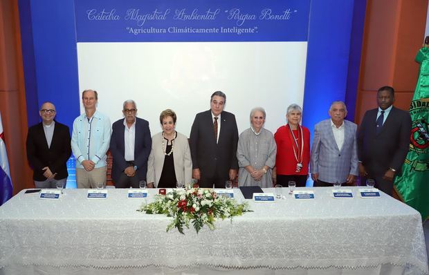 Padre Paul Ramírez, Dr. Reinhold Muschler, Sr. Alfredo Mena, Dra. Jackeline Malign, Dr. José Hazim, Sra. Rosa Bonetti, Sra. Xinia Vargas, Sr. Arturo Santana y Sr. Richard Peguero.