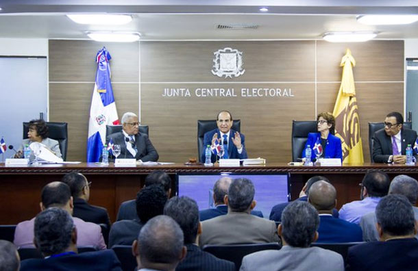 La Junta Central Electoral (JCE) informó este lunes que aprobó la designación de veedores de partidos políticos en sus direcciones de Informática y Elecciones a celebrarse el próximo domingo.