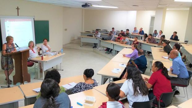 Recital poético de las poetas españolas en edificio B1 de la PUCMM.