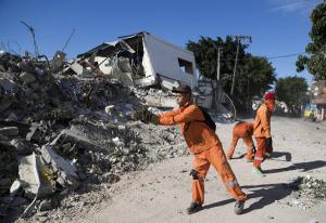 Hallan el cuerpo de una séptima víctima mortal por la explosión de una fábrica en Santo Domingo Polyplas