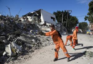 Hallan el cuerpo de una séptima víctima mortal por la explosión de una fábrica en Santo Domingo Polyplas