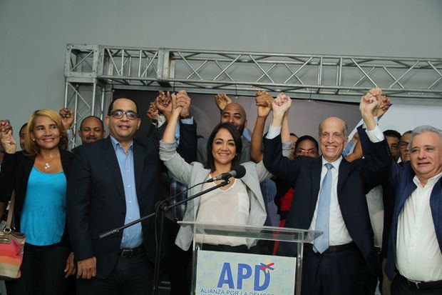 Dirigentes de la APD junto a la diputada Faride Raful.