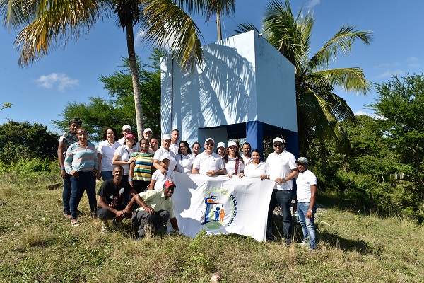 Voluntarios junto al pozo de agua donado