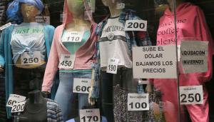 Los argentinos se preparan para fuerte inflación y esperan 