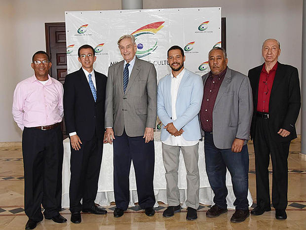 El viceministro Federico Henríquez Gratereaux junto a ganadores de los Premios.