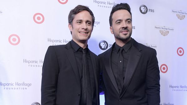 Gael García y Luis Fonsi en los Premio Herencia Hispana. 