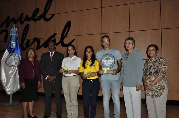 El Ministerio de Educación (MINERD) y la Facultad de Ciencias de la Universidad Autónoma de Santo Domingo (UASD) premiaron con trofeos y medallas a los estudiantes ganadores de las Olimpíadas Nacionales de Ciencias de la Naturaleza, que incluye Biología, Química y Física.