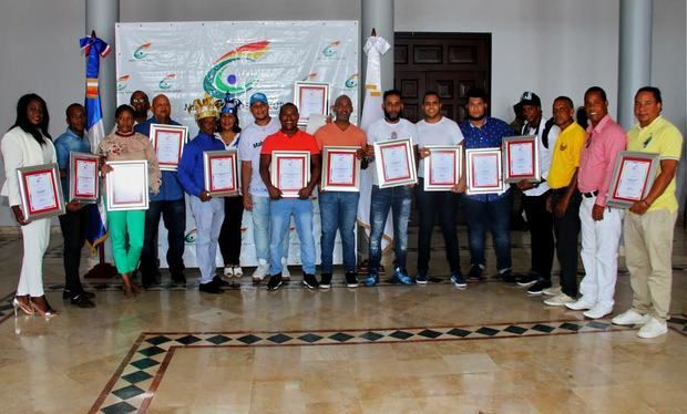 Viceministra de Identidad Cultural y Ciudadanía, Edilí Pichardo junto a ganadores de los premios del Desfile Nacional de Carnaval 2019.