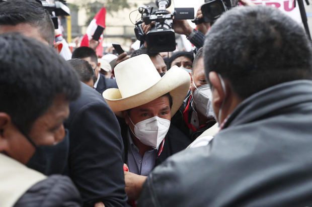 La presidencia de Perú niega la renuncia de Castillo y afirma que terminará su mandato