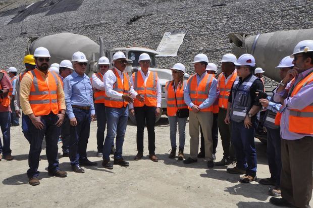 Director ejecutivo del Instituto Nacional de Recursos Hidráulicos (INDRHI), ingeniero Olgo Fernández y el Ministro de Hacienda, Donald Guerrero, acompañaron a los integrantes de la misión en un recorrido por las áreas de la presa de Montegrande.
